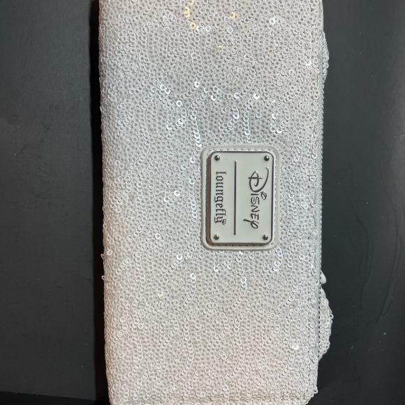 Loungefly Minnie mouse Sequin Wallet  BNWT - Picture 2 of 2